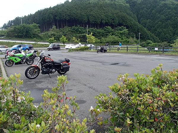 「鳥居原ふれあいの館」の駐車場